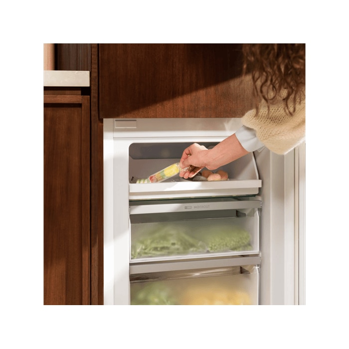 Easy access and food organisation with the Freezer Tray.