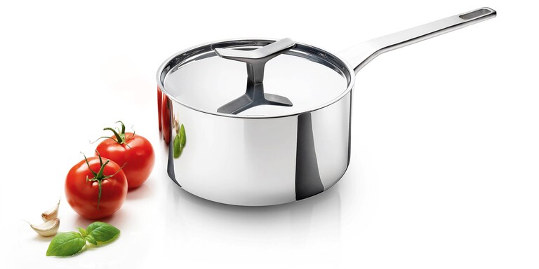 The Infinite Chef saucepan with some fresh tomatoes and garlic